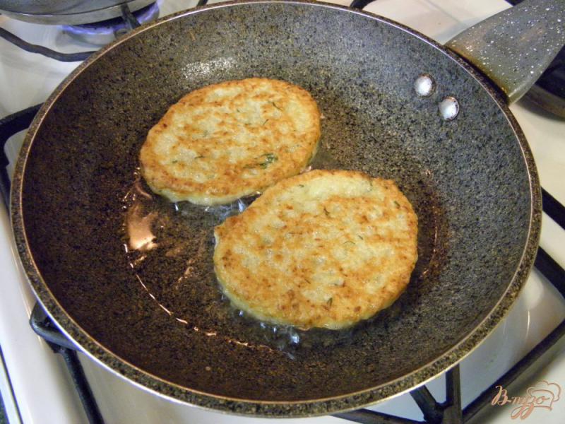 Фото приготовление рецепта: Оладьи из картофеля с луком и укропом шаг №6