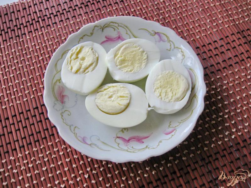 Фото приготовление рецепта: Яйца фаршированные с луком шаг №3