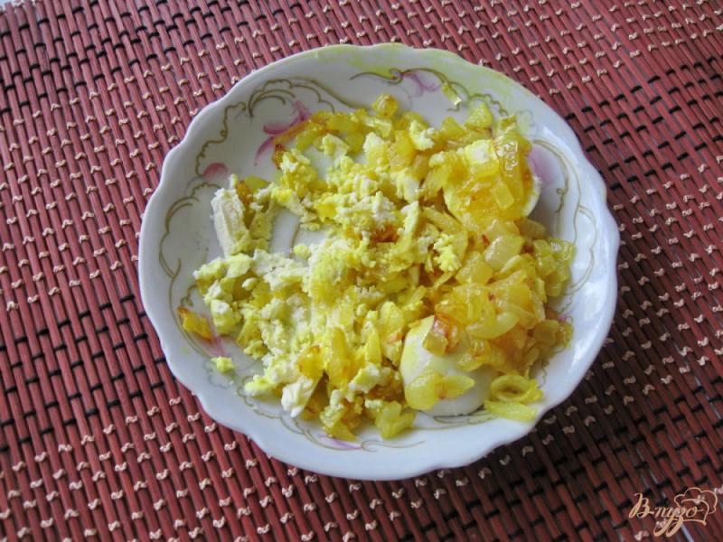 Фото приготовление рецепта: Яйца фаршированные с луком шаг №4