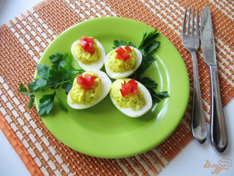 Фото приготовление рецепта: Яйца фаршированные с луком шаг №7