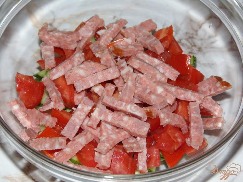 Фото приготовление рецепта: Салат из овощей с фасолью, колбасой и сыром шаг №3