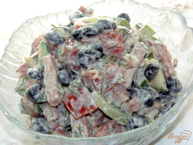 Фото приготовление рецепта: Салат из овощей с фасолью, колбасой и сыром шаг №6