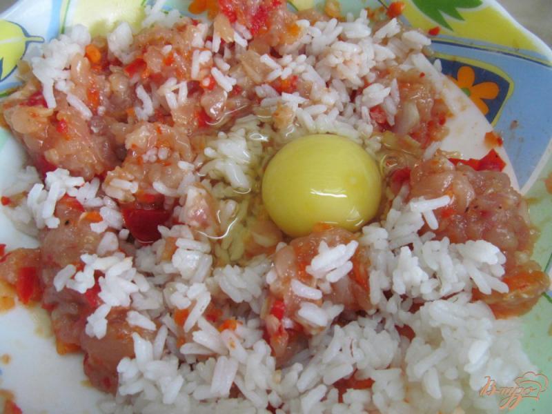 Фото приготовление рецепта: Куриные котлеты с рисом и овощами шаг №3