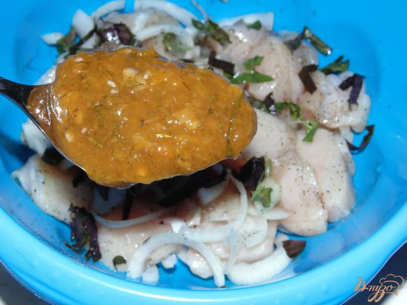 Фото приготовление рецепта: Куриное филе запеченное в соусе Ткемали шаг №3