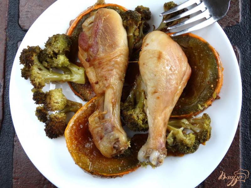 Фото приготовление рецепта: Куриные голени запеченные с тыквой и брокколи шаг №5