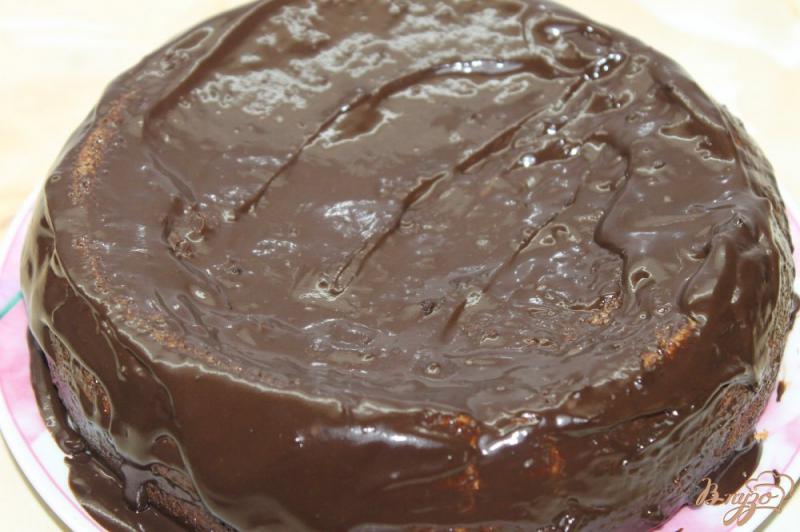 Фото приготовление рецепта: Домашний шоколадный торт с ягодным вареньем и фруктами шаг №4
