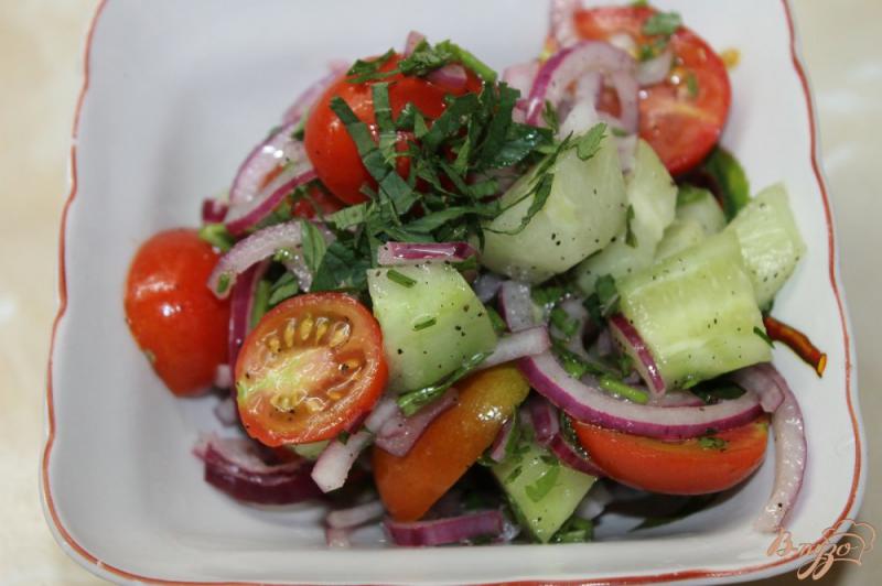Фото приготовление рецепта: Легкий овощной салат с сыром фета и мятой шаг №5