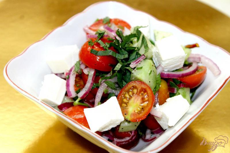 Фото приготовление рецепта: Легкий овощной салат с сыром фета и мятой шаг №6
