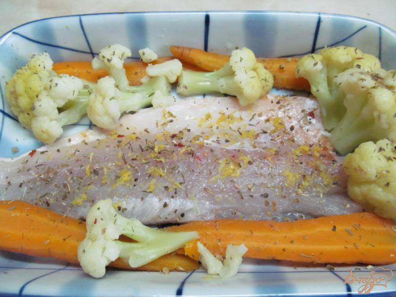 Фото приготовление рецепта: Сибас с овощами под сырной корочкой шаг №4
