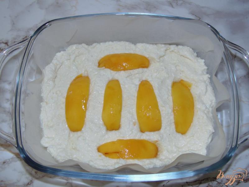 Фото приготовление рецепта: Творожная запеканка со свежим персиком шаг №4