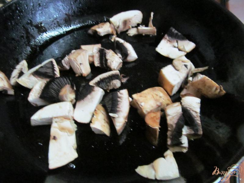 Фото приготовление рецепта: Жареный рис с грибами на беконе шаг №2
