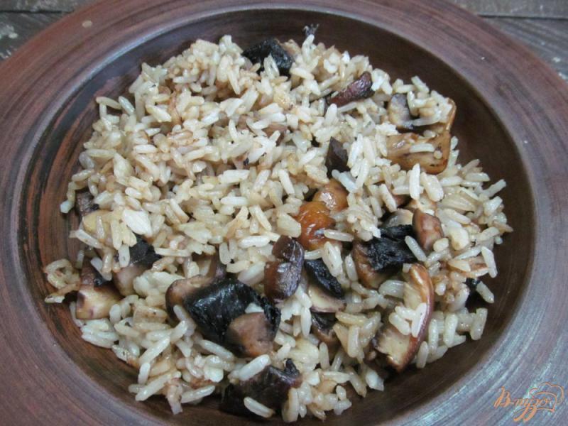 Фото приготовление рецепта: Жареный рис с грибами на беконе шаг №6