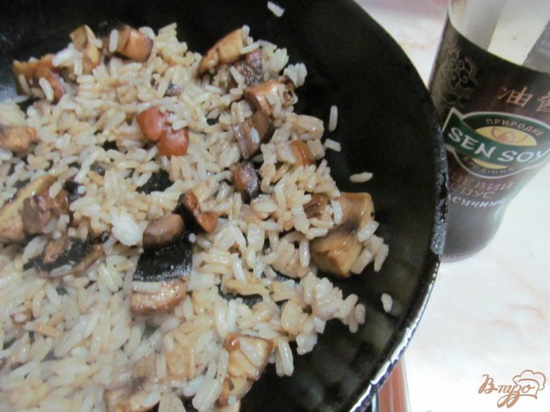 Фото приготовление рецепта: Жареный рис с грибами на беконе шаг №4