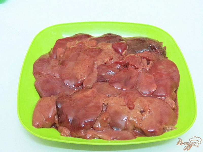 Фото приготовление рецепта: Печень в сметанном соусе с помидорами шаг №3