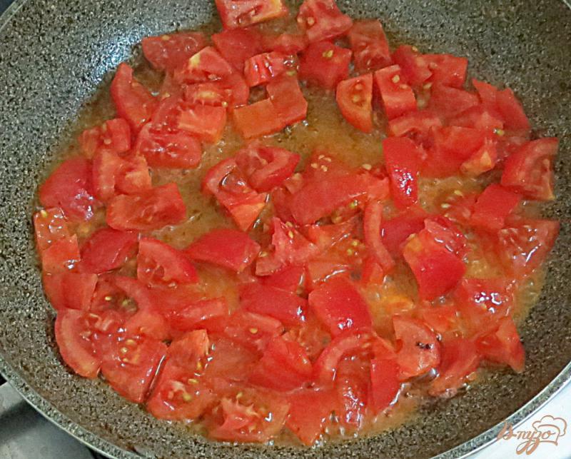 Фото приготовление рецепта: Печень в сметанном соусе с помидорами шаг №5