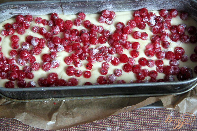 Фото приготовление рецепта: Американский кекс с красной смородиной шаг №5