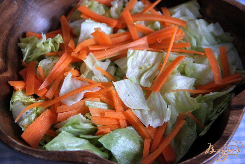 Фото приготовление рецепта: Зеленый салат с морковью и брынзой шаг №2