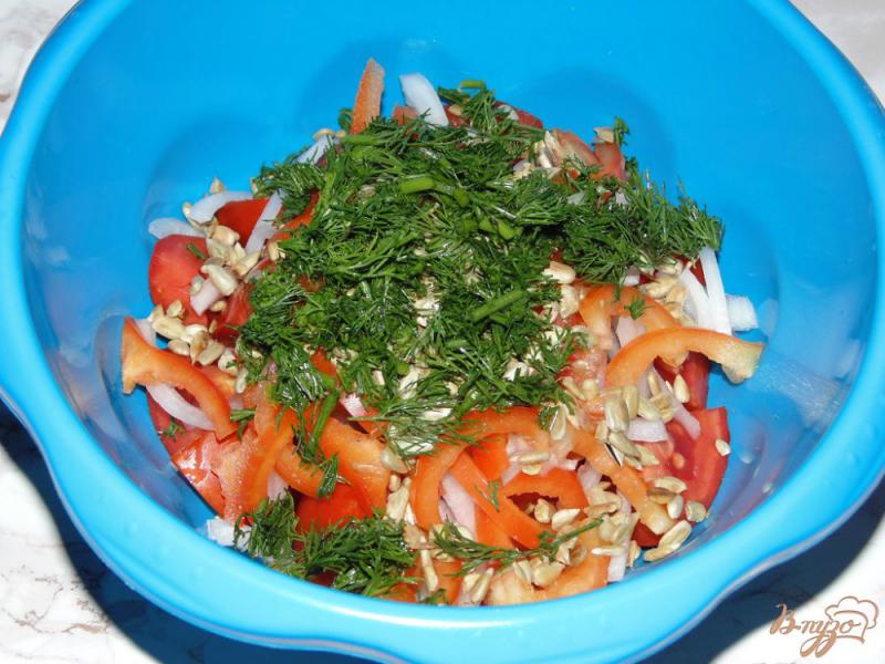 Фото приготовление рецепта: Салат из помидоров с семечками шаг №6