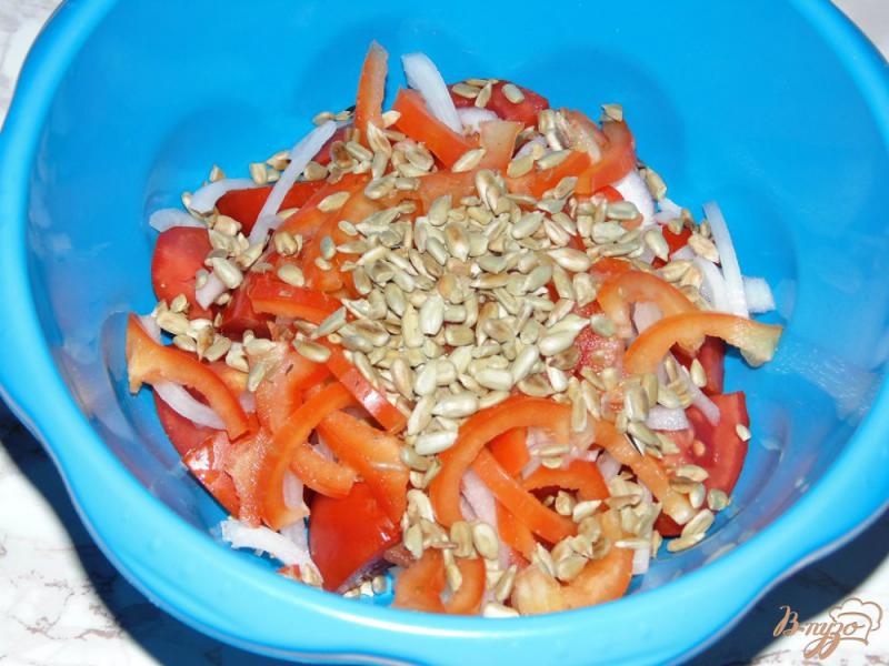 Фото приготовление рецепта: Салат из помидоров с семечками шаг №5