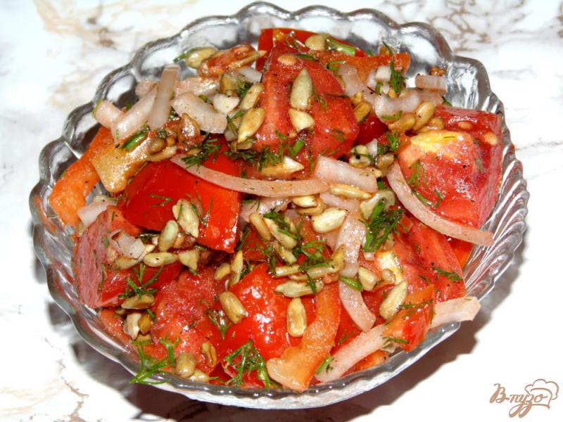 Фото приготовление рецепта: Салат из помидоров с семечками шаг №7