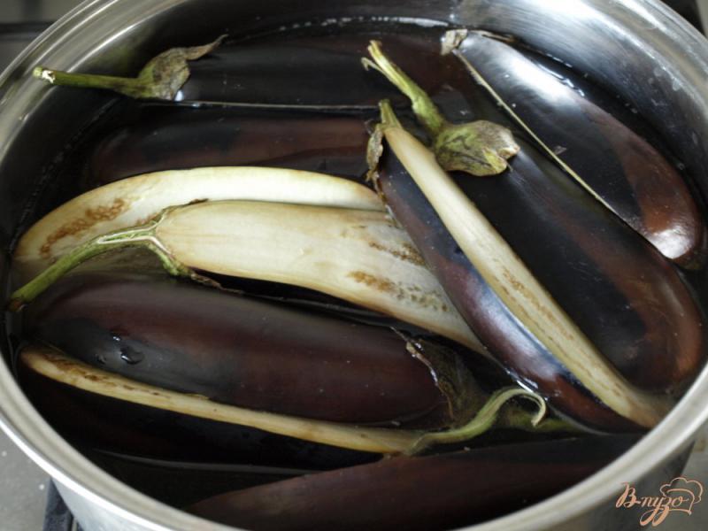 Фото приготовление рецепта: Лодочки из баклажанов с творожно-сырной начинкой шаг №2