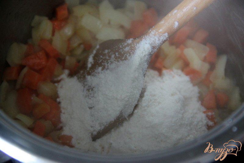 Фото приготовление рецепта: Рагу из курицы с горошком и морковью шаг №3