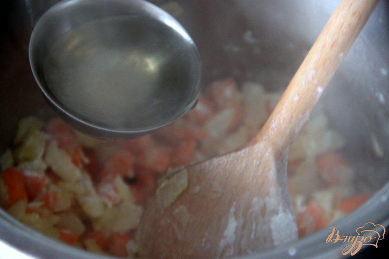 Фото приготовление рецепта: Рагу из курицы с горошком и морковью шаг №4