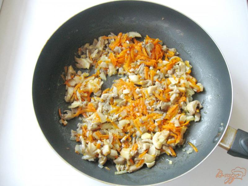 Фото приготовление рецепта: Тефтели с морковью и грибами в духовке шаг №4