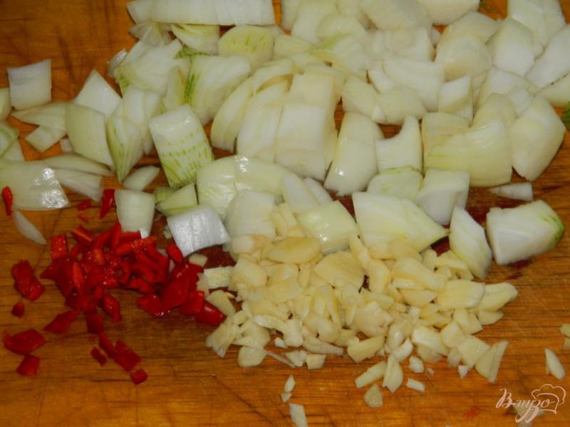 Фото приготовление рецепта: Острые баклажаны с томатами шаг №3