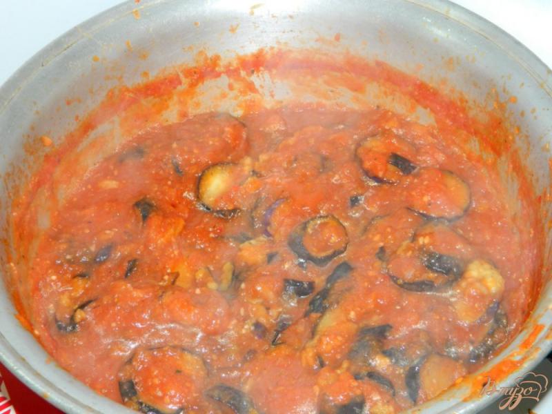 Фото приготовление рецепта: Острые баклажаны с томатами шаг №7