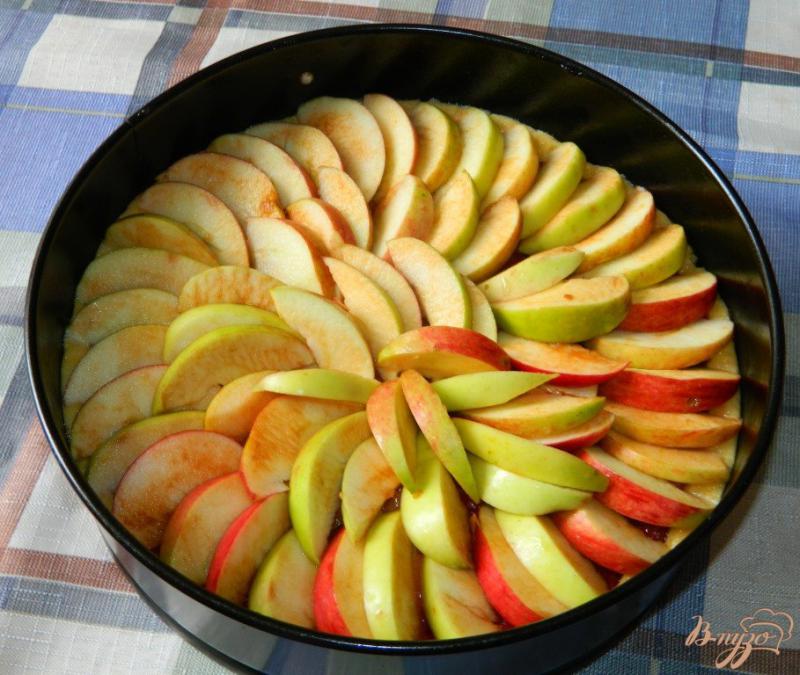 Фото приготовление рецепта: Яблочно-брусничный пирог шаг №7