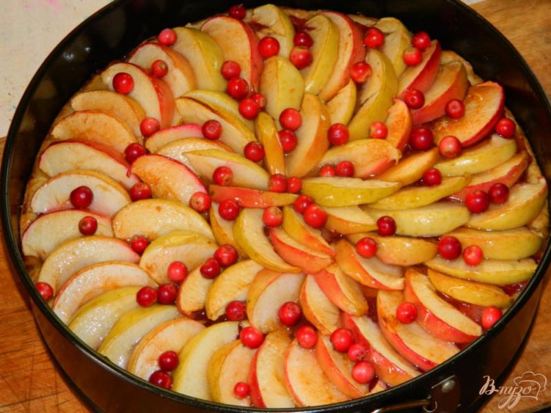Фото приготовление рецепта: Яблочно-брусничный пирог шаг №8
