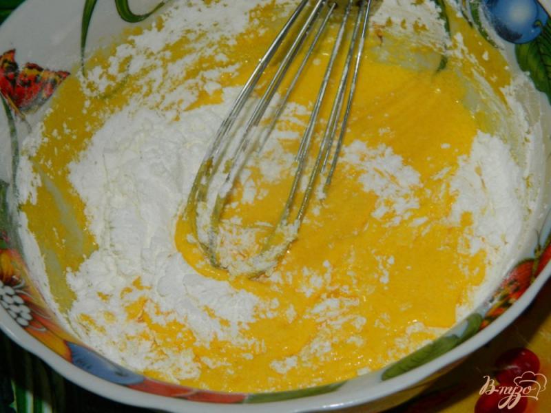 Фото приготовление рецепта: Пирог с грушами на основе заварного крема и творожного сыра шаг №3