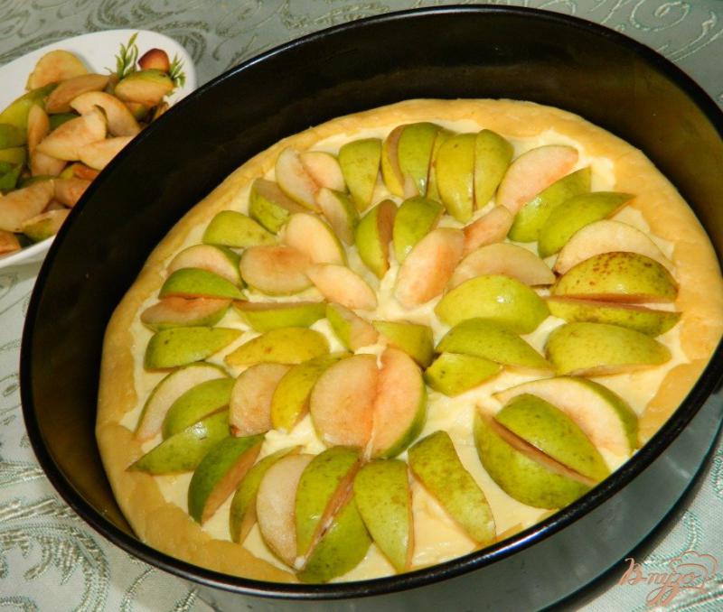 Фото приготовление рецепта: Пирог с грушами на основе заварного крема и творожного сыра шаг №7