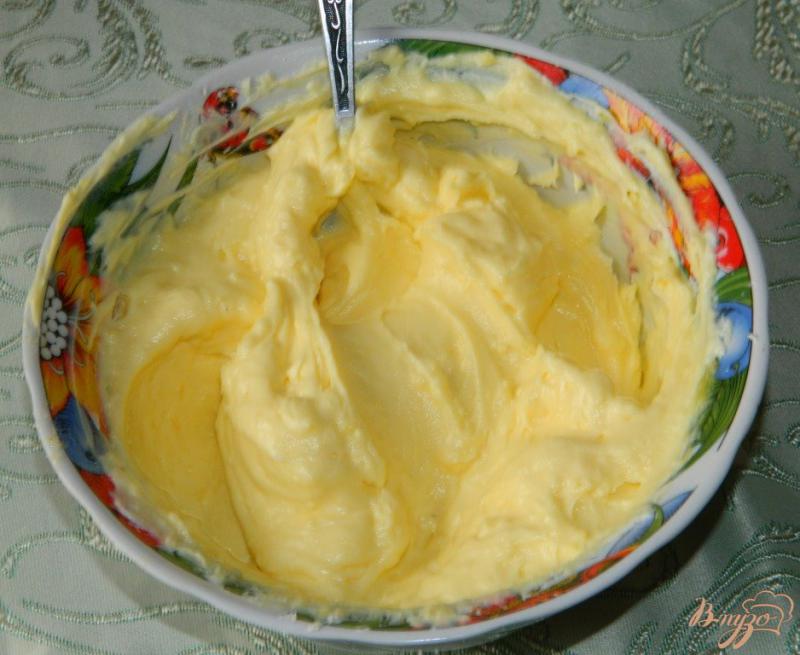Фото приготовление рецепта: Пирог с грушами на основе заварного крема и творожного сыра шаг №5