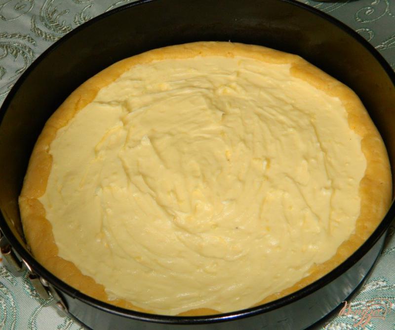 Фото приготовление рецепта: Пирог с грушами на основе заварного крема и творожного сыра шаг №6
