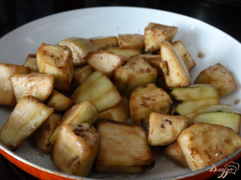 Фото приготовление рецепта: Теплый салат из баклажанов и кукурузой шаг №2