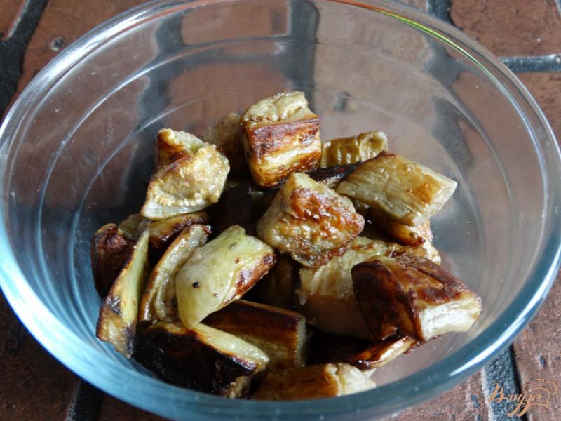 Фото приготовление рецепта: Теплый салат из баклажанов и кукурузой шаг №3