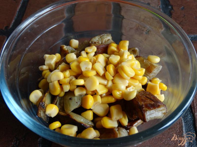 Фото приготовление рецепта: Теплый салат из баклажанов и кукурузой шаг №4