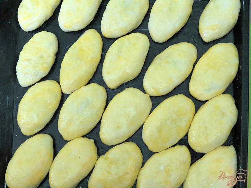 Фото приготовление рецепта: Пирожки с капустой в духовке шаг №12