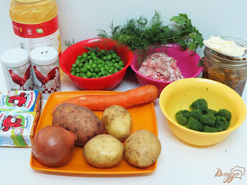 Фото приготовление рецепта: Суп с фрикадельками, лисичками и сырками шаг №1