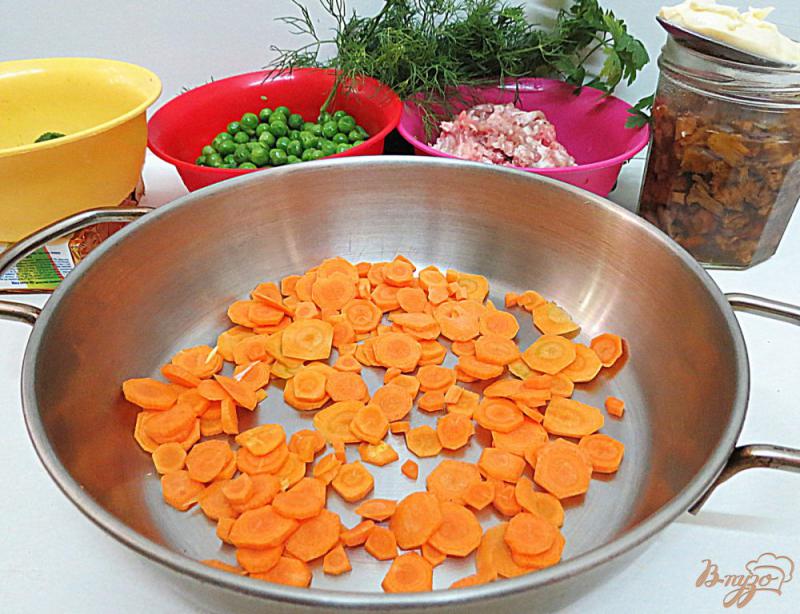 Фото приготовление рецепта: Суп с фрикадельками, лисичками и сырками шаг №8