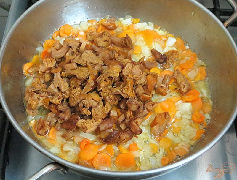 Фото приготовление рецепта: Суп с фрикадельками, лисичками и сырками шаг №11