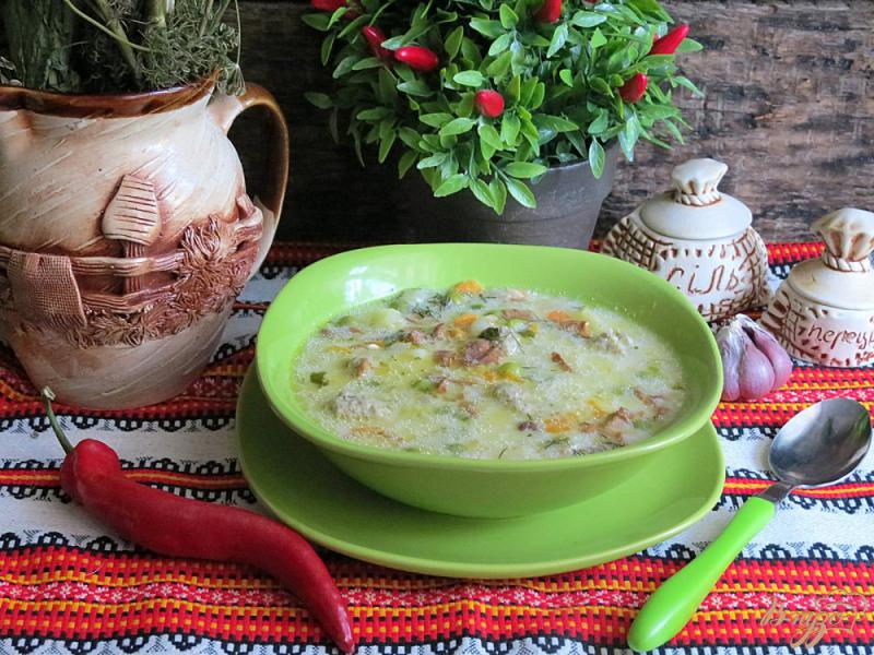 Фото приготовление рецепта: Суп с фрикадельками, лисичками и сырками шаг №16