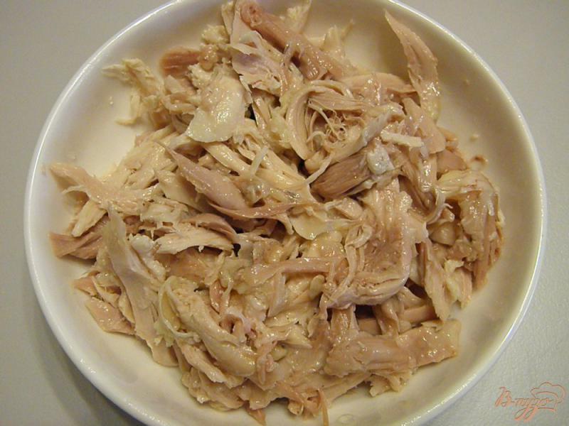 Фото приготовление рецепта: Салат с курицей и маринованными шампиньонами шаг №1