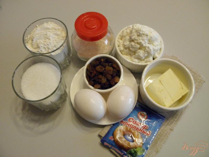 Фото приготовление рецепта: Кексы с изюмом и творогом шаг №1