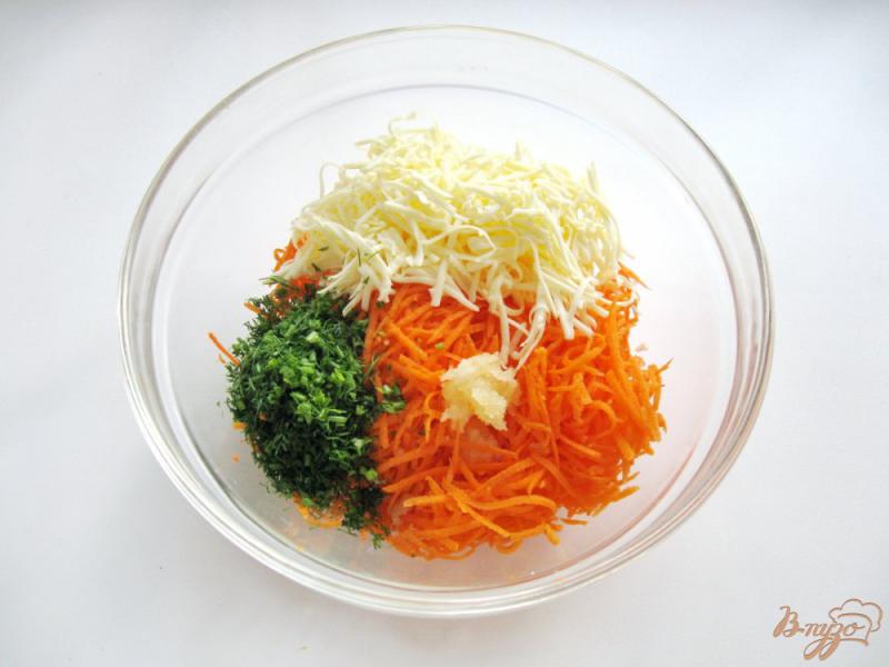Фото приготовление рецепта: Салат из моркови и плавленого сыра шаг №6
