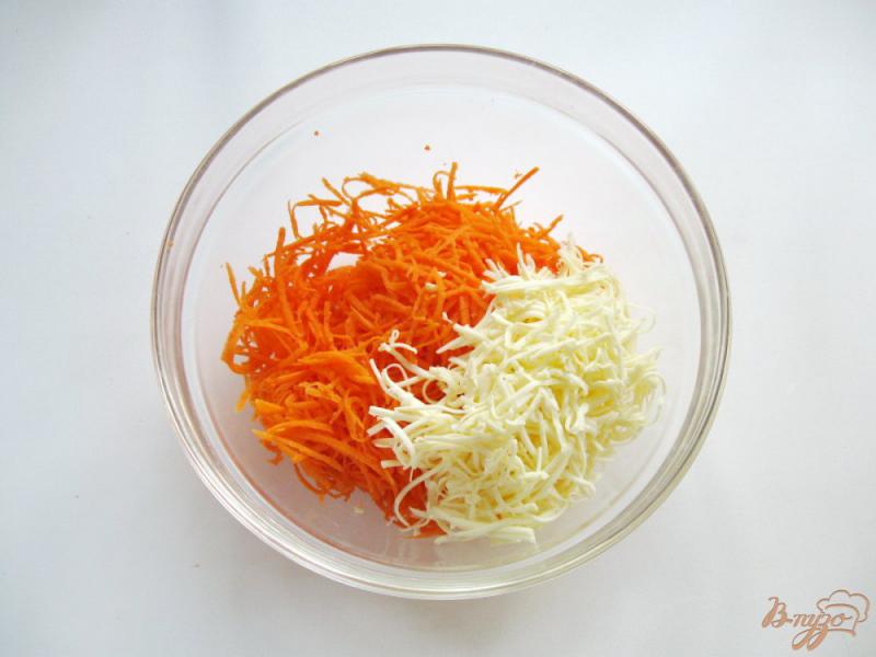 Фото приготовление рецепта: Салат из моркови и плавленого сыра шаг №4