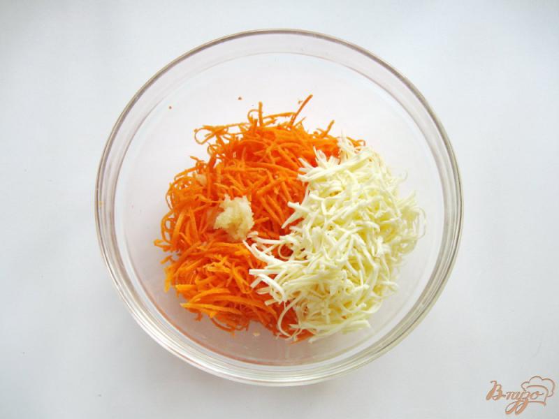 Фото приготовление рецепта: Салат из моркови и плавленого сыра шаг №5