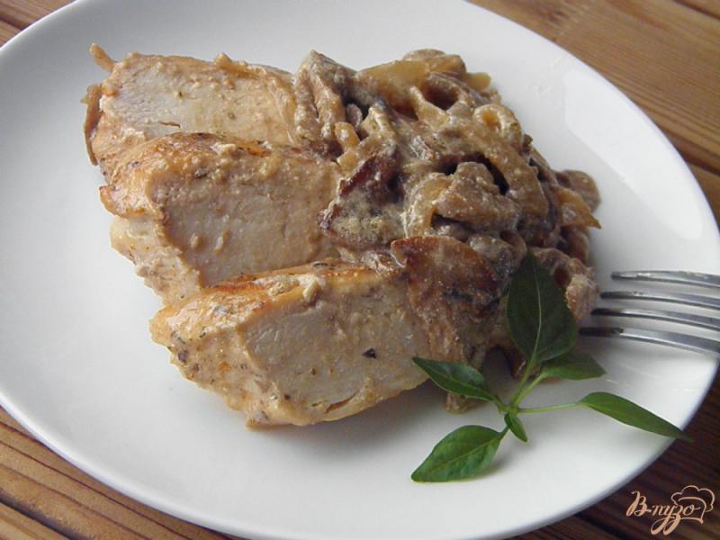 Фото приготовление рецепта: Филе куриное под соусом из грибов шаг №6